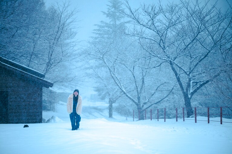 俳優・山田杏奈さんといく、世界遺産の島・佐渡島。雪景色の北沢浮遊選鉱場は神秘的な風景【通いたくなる島、佐渡】