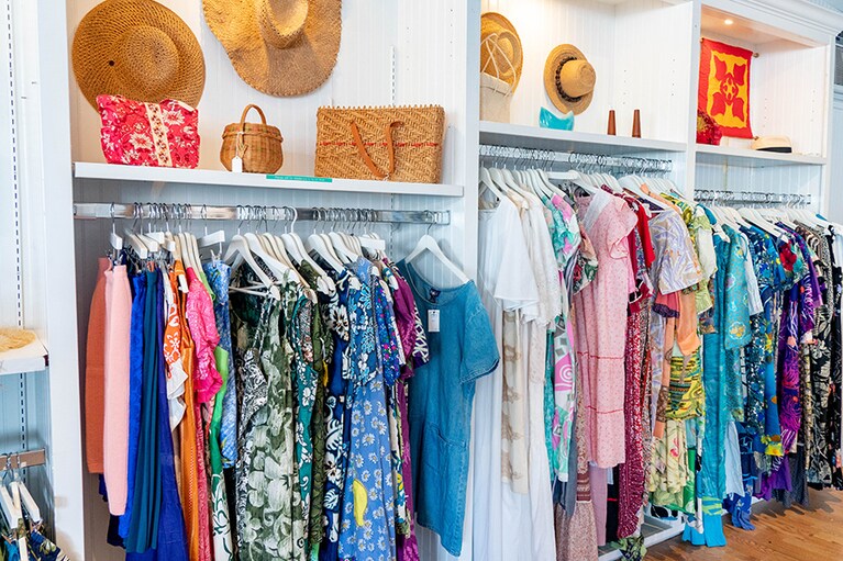 ハワイの気候にちょうどいいワンピースなどの古着も並んでいます。