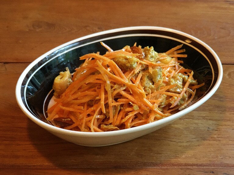 すりごまのコクとカレーの香りが、意外にもよく合います。家にある野菜でアレンジしても。ビールや、よく冷えた白ワインと合わせて。