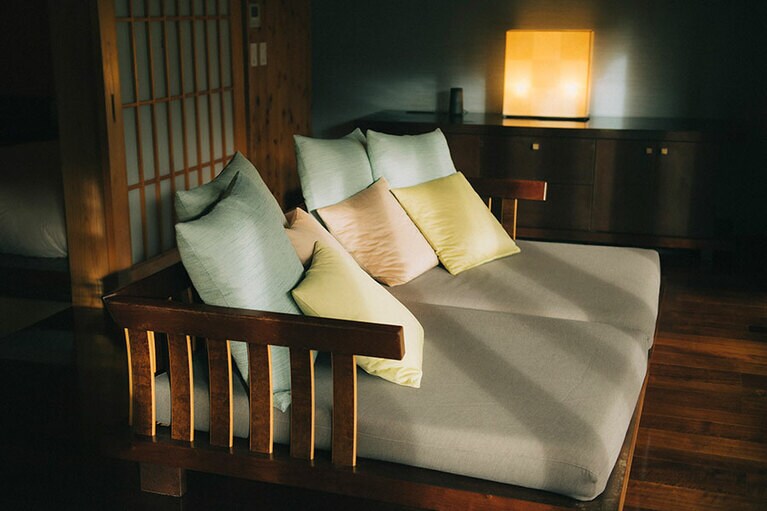 リビングには広々サイズのソファ。何もせずお昼寝する時間の豊かさよ。