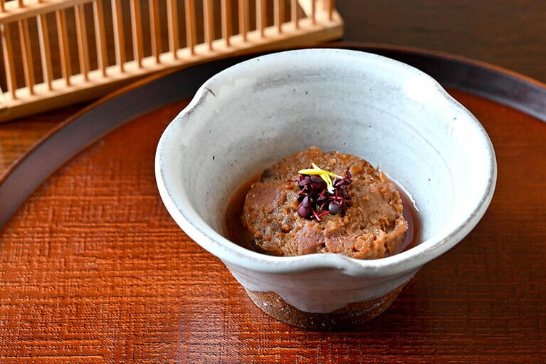 ご当地先付けは「牛肉とらっきょうのタルタル とちおとめのドレッシング」。