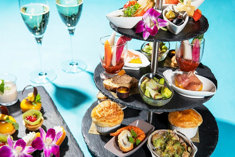 グランドプリンスホテル新高輪「Summerハイティー」。カラフルな食材で、見た目にも楽しいメニュー。