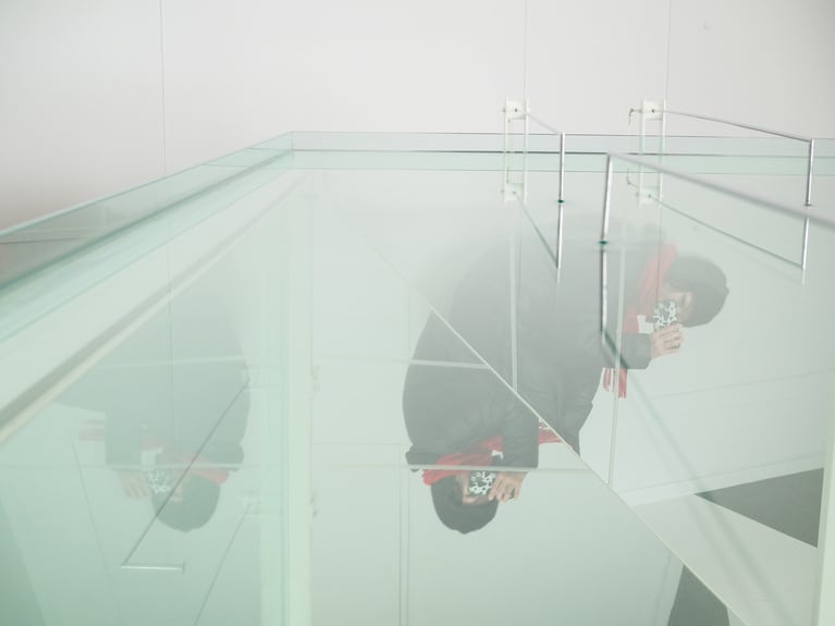 「 研ぎ澄ます、雪の妻有」 ⼭本 茜  「水面に映る」（「Wellenwanne LFO（ヴェーレンヴァンネ エル・エフ・オー）」　カールステン・ニコライ） 観る角度を少し変えるだけで、作品の新たな表情が見える。