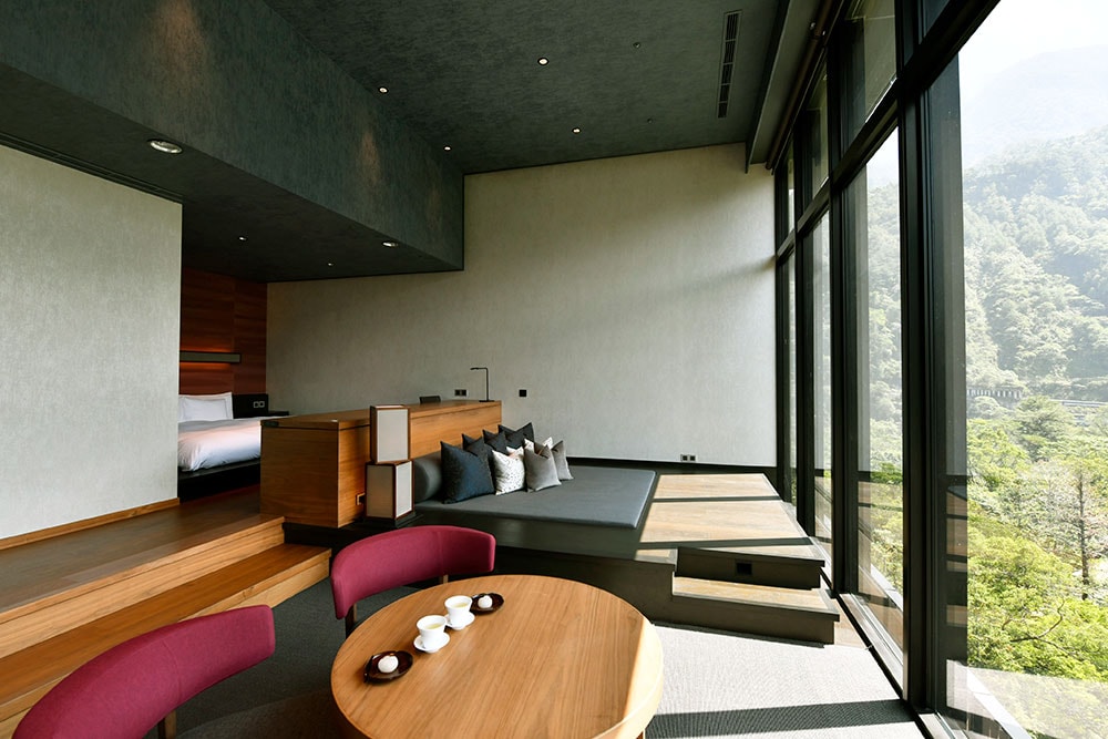客室はメゾネットスタイルが中心。ワイドスパンの窓の向こうに広がる風景をベッドからも望むことができる。