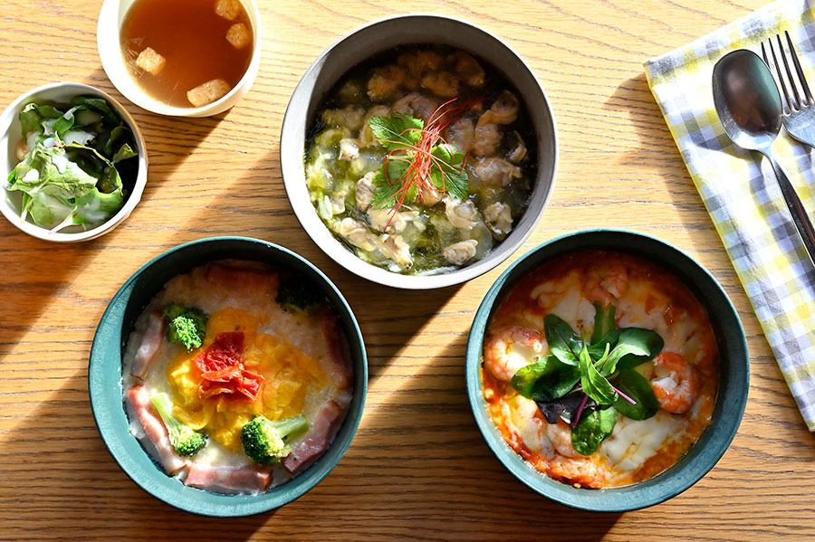 中央上から時計回りで「深川あさり」「トマト海老」「チーズ卵」。OMOrningリゾットは温かいスープとキャベツラぺ、ドリンクがセットに。