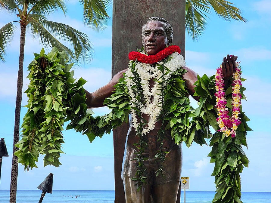 ハワイ・ワイキキにあるデューク・カハナモク像。ハワイでは、デューク像以外にも、様々な場所に彼の功績を讃えるスポットがあります。