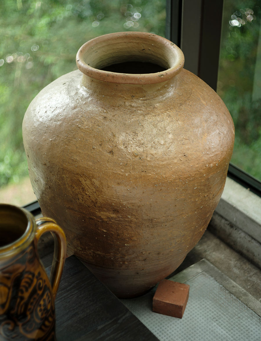 以前、ワインを発酵させるのに使われていた信楽焼の大きな壺。