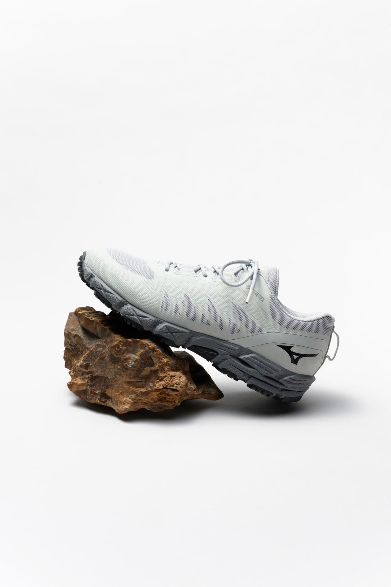 MIZUNO FOR MARGARET HOWELL「WOMEN V2 GORE-TEX HIKINGSHOES」／33,000円