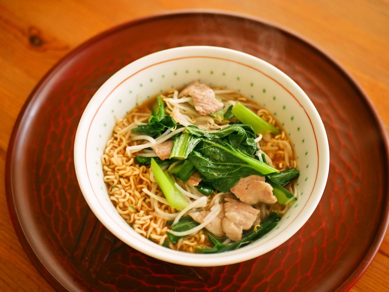「……というわけでこの日のお昼はインスタントラーメンを消費。野菜とたんぱく質もとりたいので、豚肉と野菜（もやし、小松菜、にら）を蒸し焼きにしてたっぷりのせました」（白央さん）