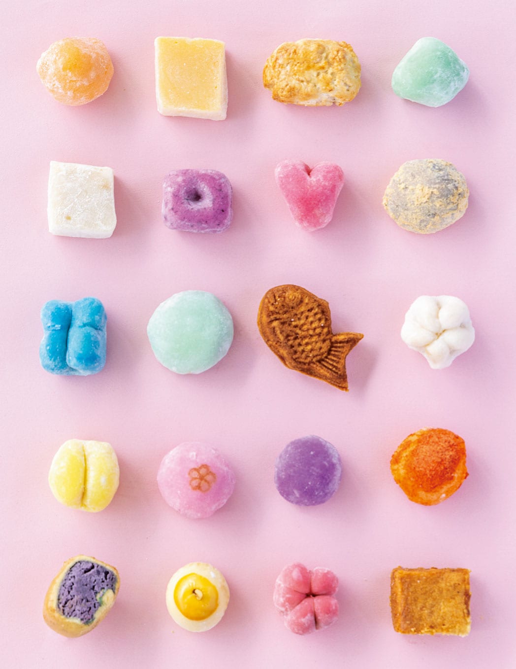 カラフルな餅菓子のなかには、たい焼きの形をしたものも。