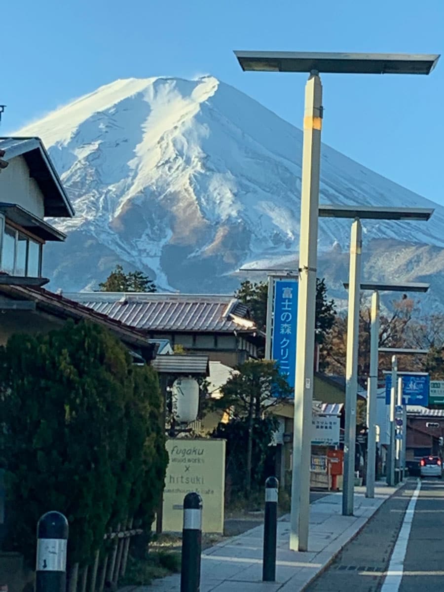 富士急行線「富士山駅」近くの道路、「富士みち」より。ユニークな街灯越しに見える迫力たっぷりの富士山(11月撮影・快晴の朝)。