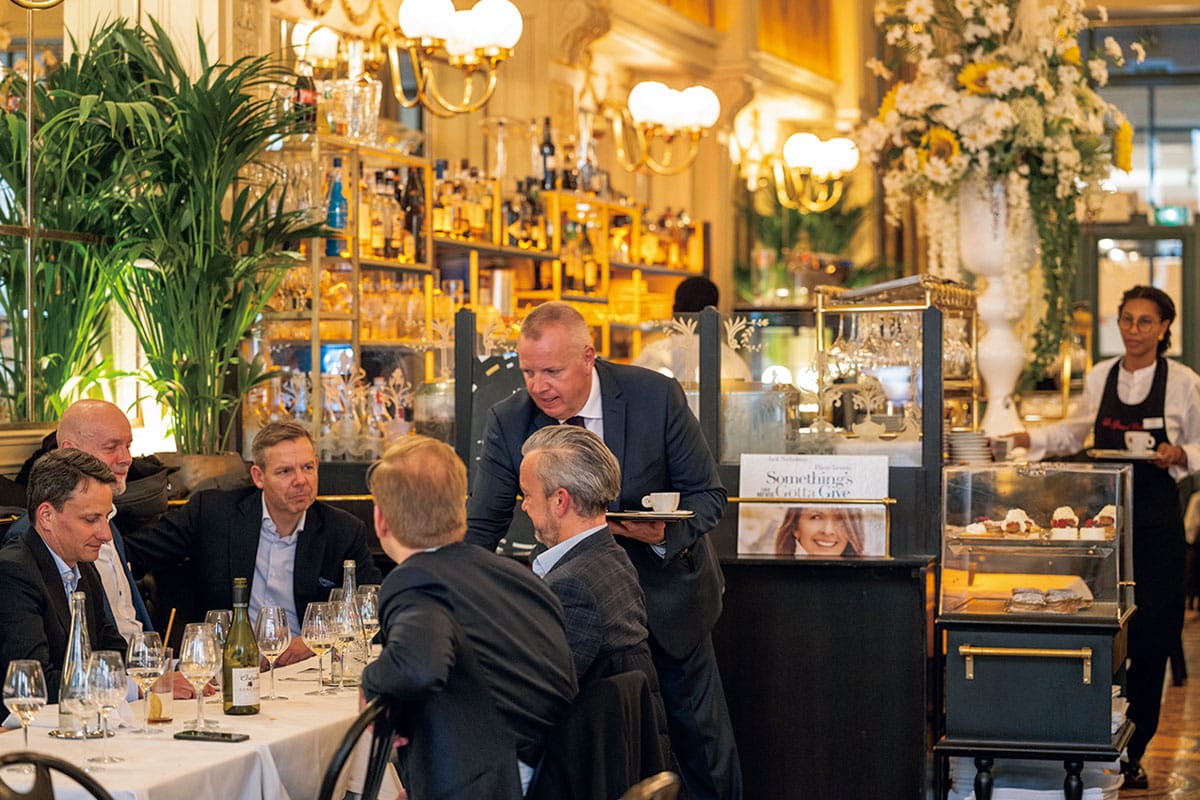 フランス国立図書館所有となり、1985年に大規模修復。往時の輝きを取り戻した。常連客は近隣で働くビジネスマン多い。