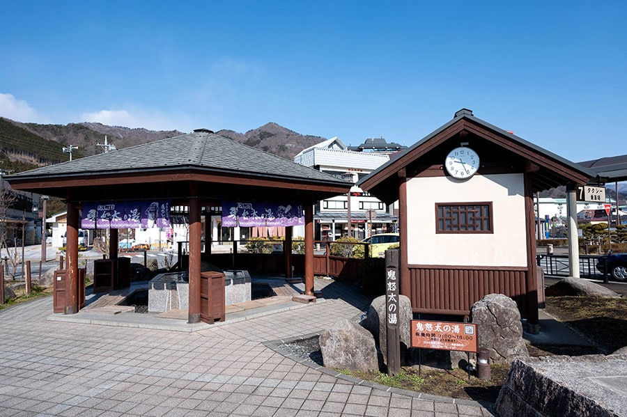 無料の足湯「鬼怒太の湯」。稼働時間は9時～18時（季節により変動あり）。