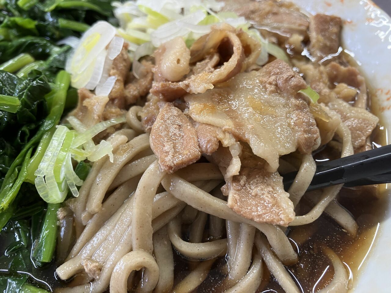 平打ちの麺と生姜とにんにくの利いた肉の味がつゆに