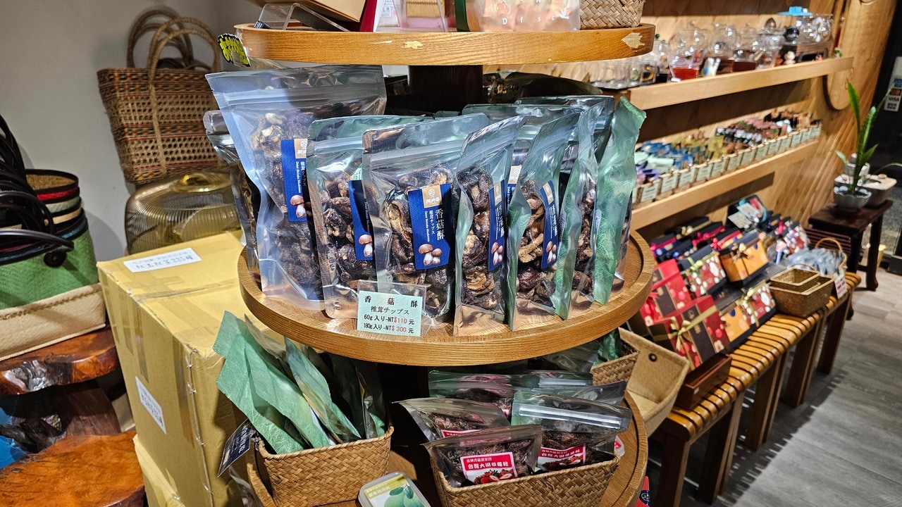 リーズナブルな茶菓子も豊富に揃っていて、お土産にもできそうです。