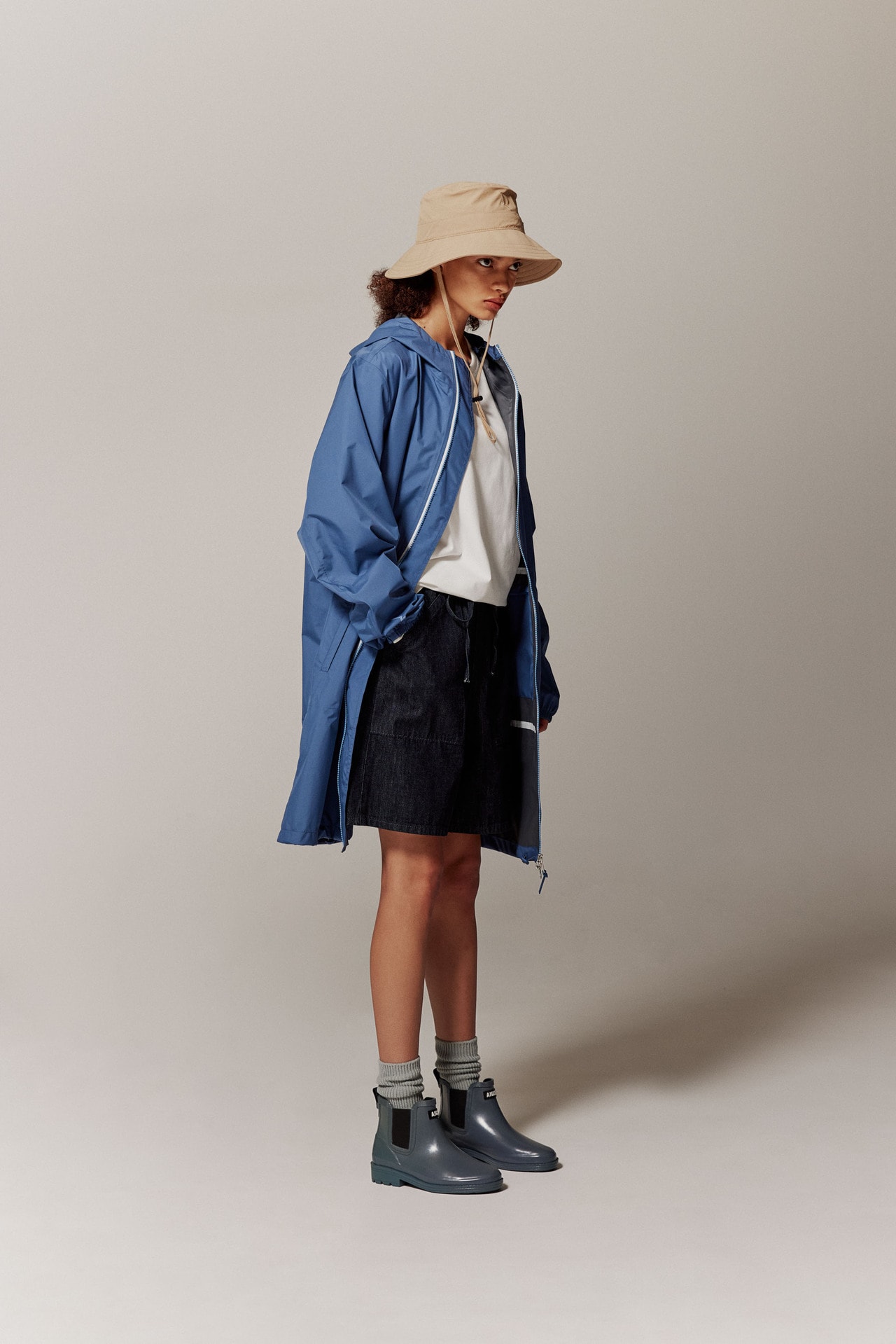 カーヴィル(トゥルカン)13,200円、RainPack フーデッドコート¥33,000(マレ)。