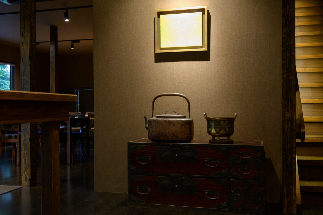 1階のスペースに置かれた桐箪笥や味のある調度品などは、公開民家「清九郎」の蔵に眠っていたもの。