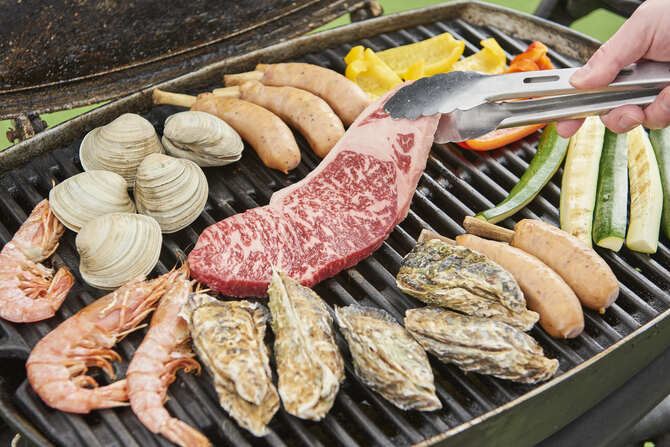 食材はすべて、ついさっき買ってきたもの。ステーキ肉は強火で焼き付けたら弱火でじっくり焼き、グリルからおろして5分程度アルミホイルに包むのがポイントだそう。