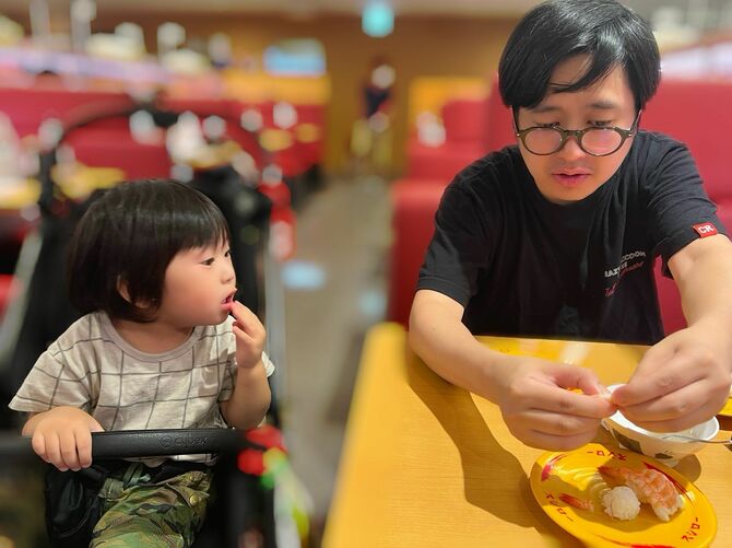 夫のふ~どさんと息子の湊くん(倉持由香さんのXより)
