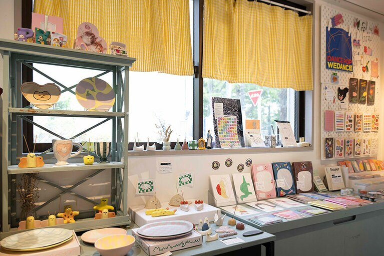 カラフルでユニークな雑貨が集まる店内。