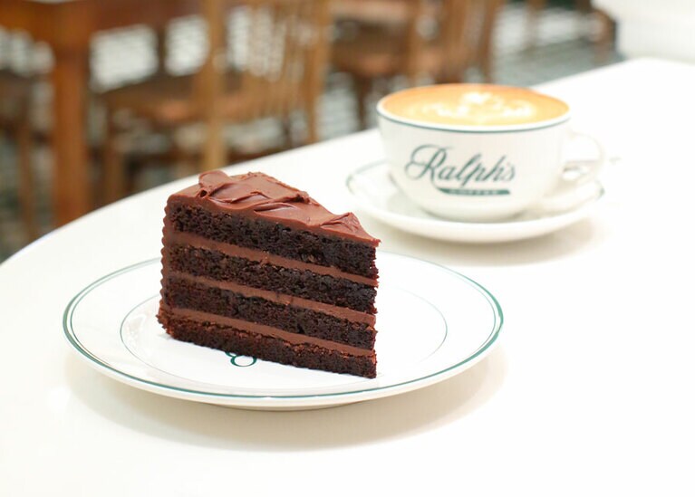 ラルフズチョコレートケーキ 1,045円。