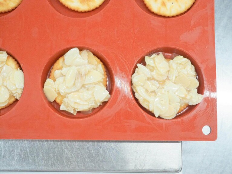 市販のクラッカーを1枚ずつ敷いたフレキシパン(型)に、1個約10～12グラム流します。