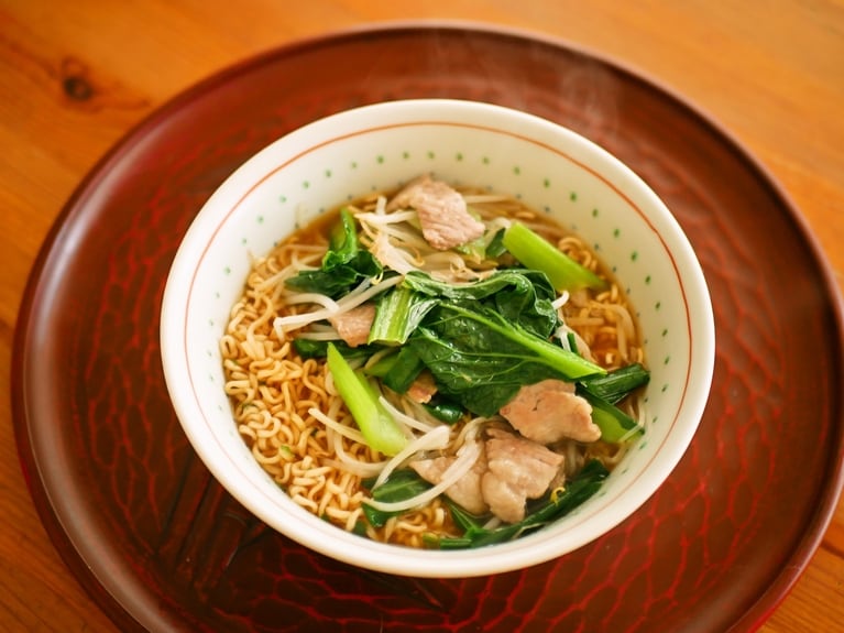 「……というわけでこの日のお昼はインスタントラーメンを消費。野菜とたんぱく質もとりたいので、豚肉と野菜（もやし、小松菜、にら）を蒸し焼きにしてたっぷりのせました」（白央さん）