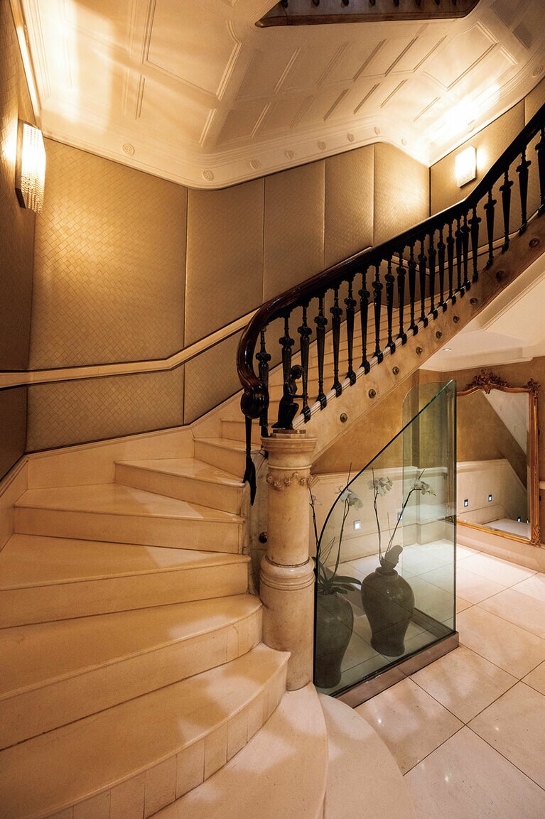 地下へ続く螺旋階段は創設時に近い造り。