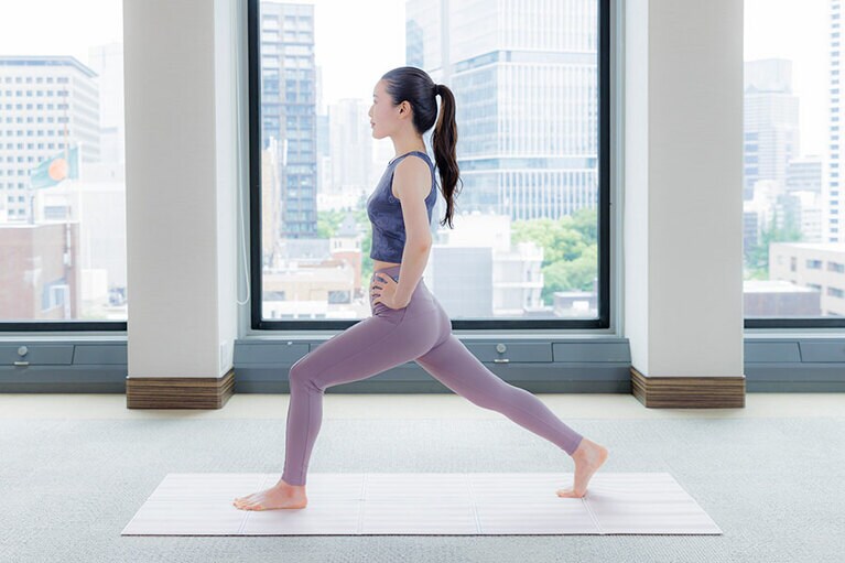 右脚を後ろに大きく1歩引いて、つま先を立てる。