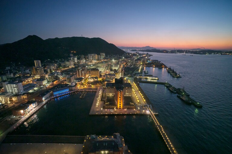 視界いっぱいに広がるマジックアワーの美しい夕景。