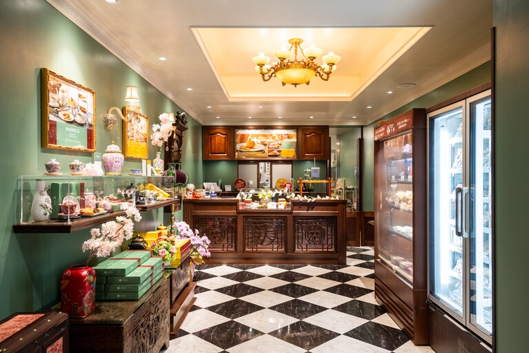 アンティークな家具やティーカップが並ぶ、1階のショップ。