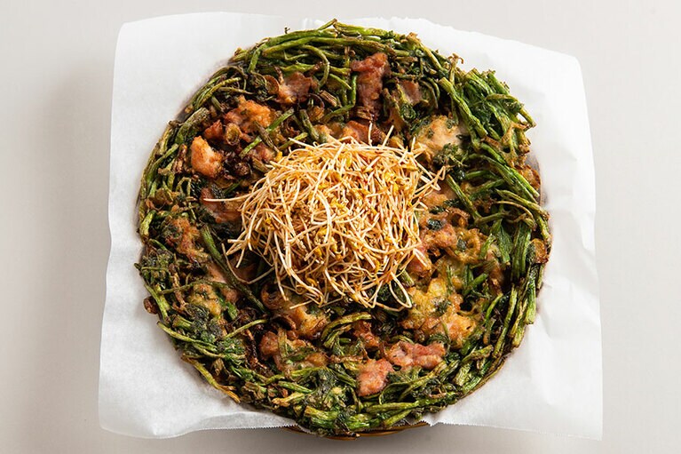 セリと肉チヂミ揚げ W17,500。日本人好みのサクサク食感。