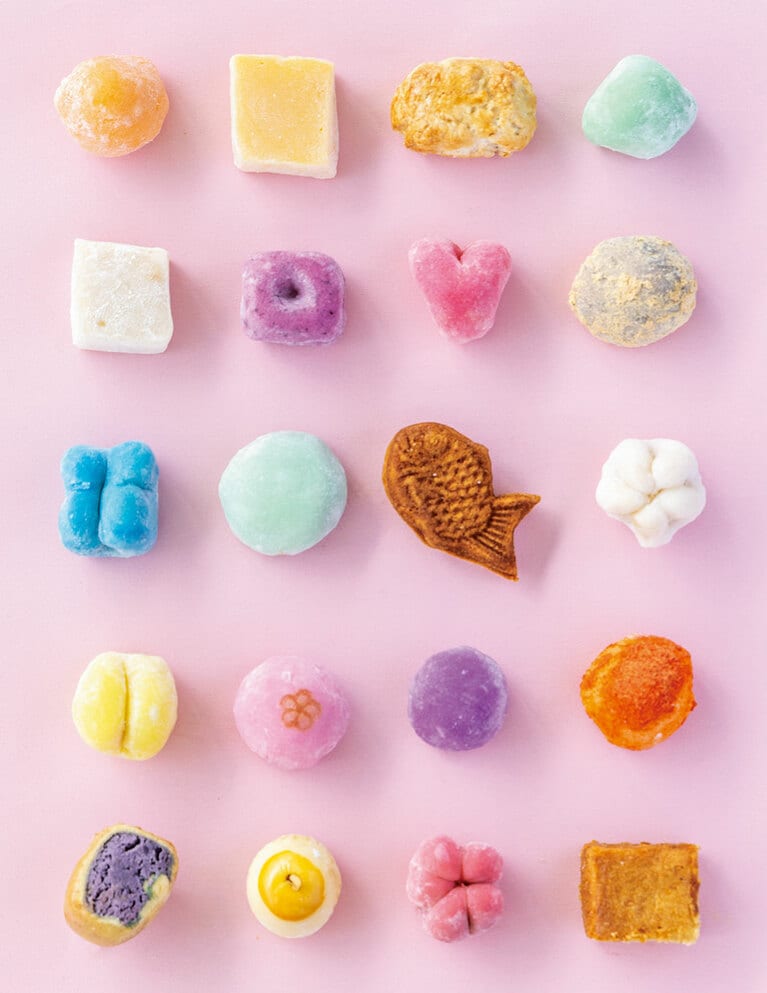 カラフルな餅菓子のなかには、たい焼きの形をしたものも。