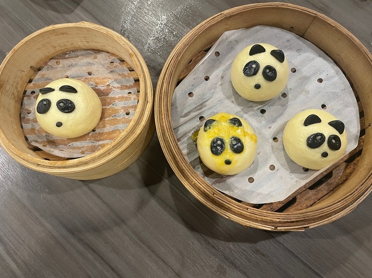 訪問時、蒸し上がったクリームまんの1つからクリームが漏れ出してしまっていたのですが、それに気づいた店員さんがすぐに謝罪し、新しく蒸し上がったものをもう1つ提供してくれました。対応もすばらしいです。