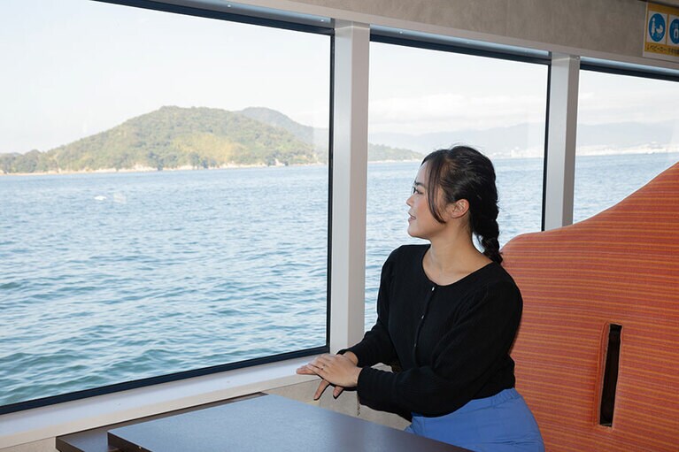 船内は、瀬戸内海をここちよく眺めるために最適な設計になっている。