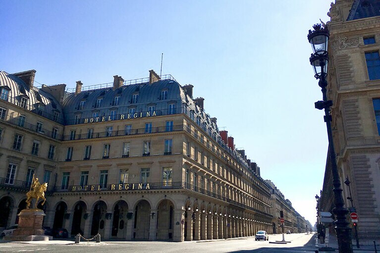 ルーヴル美術館付近のリヴォリ通りも、人の姿や車がほとんど見当たりません。ホテルも休業中のため各国の国旗が飾られず、寂し気。