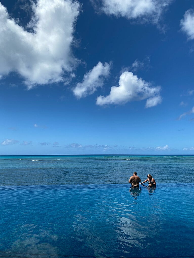 シェラトンといえばやっぱりこれ！ ワイキキの海とつながるインフィニティープールが待っている！