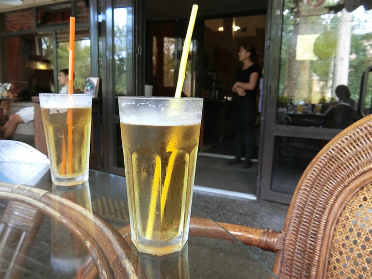 女性がビールを頼むと、ストローが付いてくる。「女性は上品にビールを飲みましょう」ということらしい。