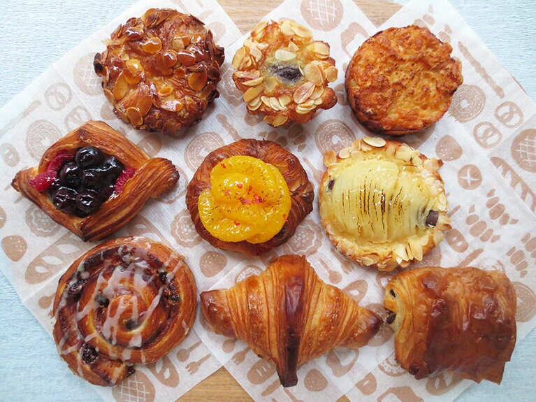 クロワッサン生地のパン。上・左から「アーモンド・シュガー」140円、「栗とアーモンドのクロワッサン」180円、「明太子チーズ」180円。中・左から「ベリーベリーデニッシュ」200円、「甘夏のデニッシュ」200円、「洋梨のタルト」250円。下・左から「自家製フランボワーズとホワイトチョコのクロワッサン」200円、「クロワッサン」160円、「パン・オ・ショコラ」180円。