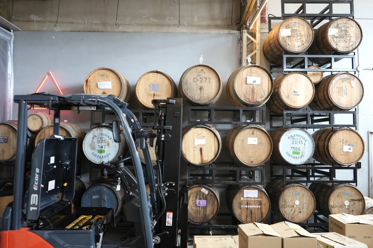 ミーダリーには熟成中の樽が並ぶ。