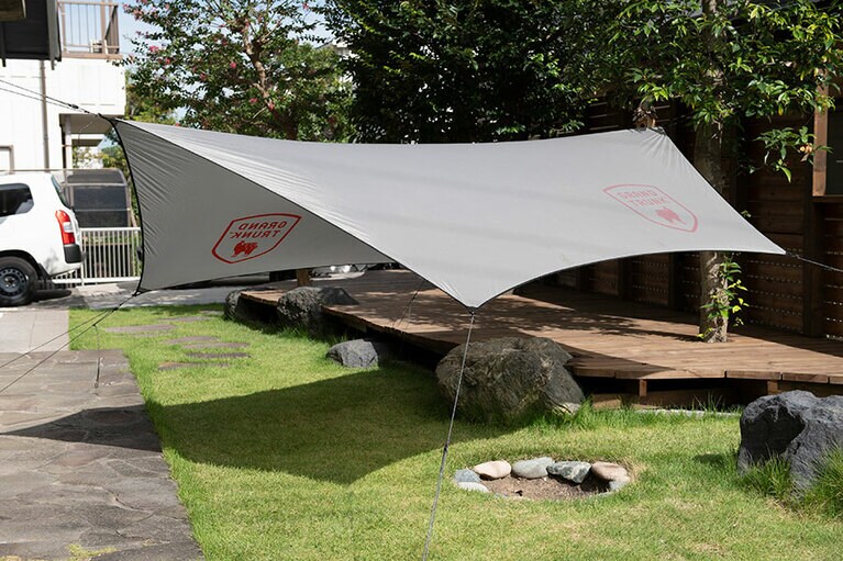 ハンモックと併用しやすい六角形のタープ。グランドトランク エアービヴィ オールウェザー シェルター＆ハンモック 約350×285cm 22,000円／UPI