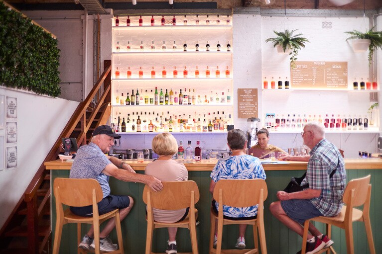 試飲の後にカクテルを楽しむ人も多い。