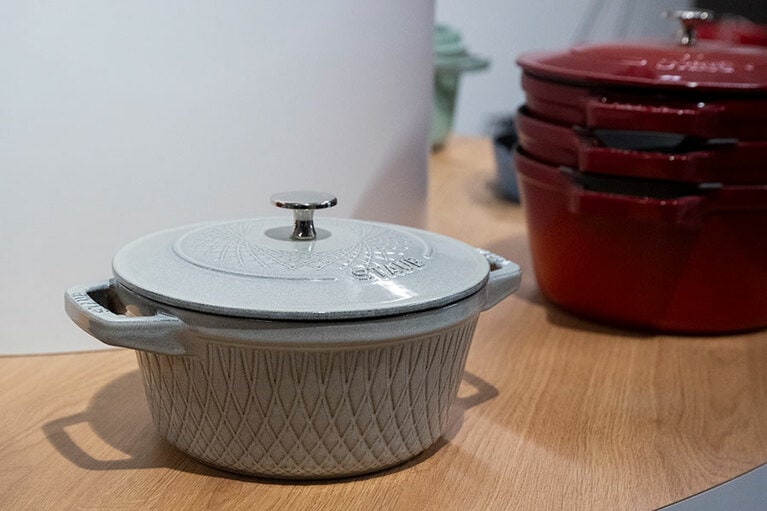 定番のココットはホワイトやグレー、赤、青など、豊富なカラーバリエーション！