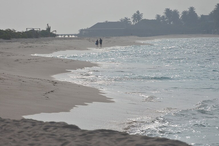 約1.8キロ続くサンドバンクへは伝統的な船ドーニのシャトル運航もありますが、もちろん徒歩でも。