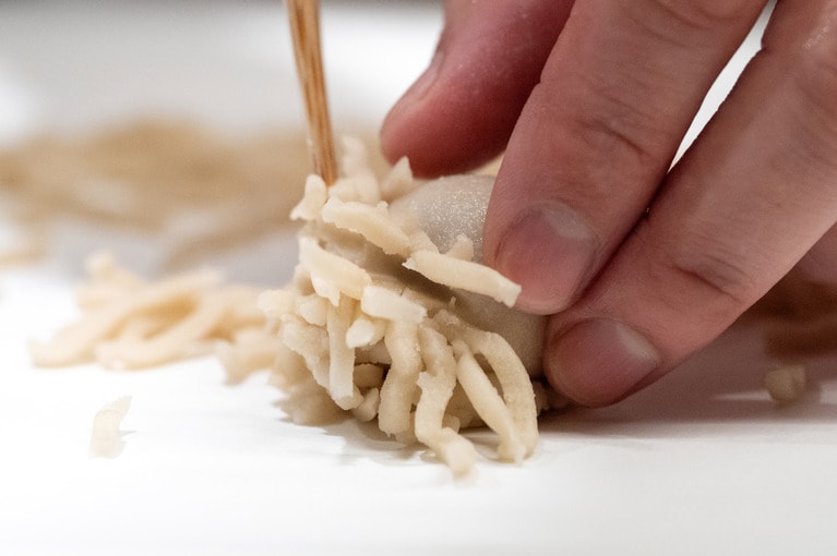 ふんわりとそぼろをつけていく。