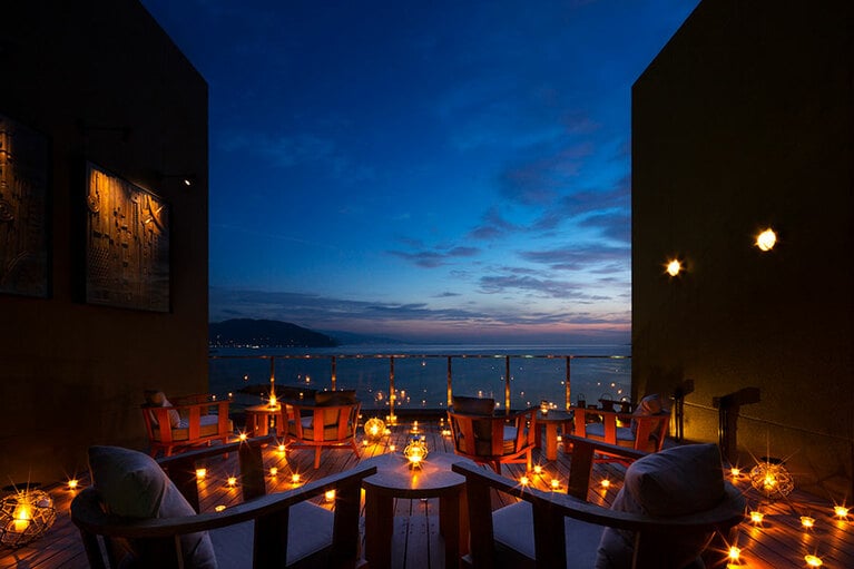 クリスマスシーズンには、ライトアップされた「サンブエナデッキ」で、ビールなどの“湯上りドリンク”をお好きなだけ！