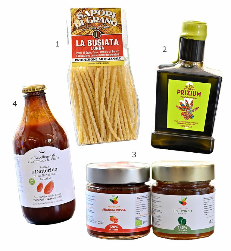 1：シチリア南西部サレーミにある小さな工房「SAPORI DI GRANO」が作る伝統のパスタ“ブジアータ”500g 2.9ユーロ。
2：標高700m以上で収穫したオリーブを低温抽出。極上のシチリア南西産オリーブオイル “PRIZIUM” 250mL 5.9ユーロ。
3：原材料は果実と粗糖のみ、“Giù Giù”レッドオレンジジャムBIO、インドイチジクジャム各280g 4.79ユーロ。
4：高級プライベートブランド“Eccellenze di P＆V”発、伝統製法で作るダッテリーニ種のトマトソース 330g 2.09ユーロ。