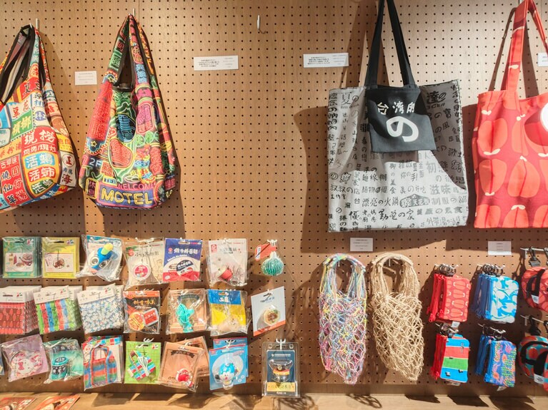 錦源興のバッグやポーチのほか、キーホルダー型の交通系ICカードも種類豊富。初出：2025年3月15日