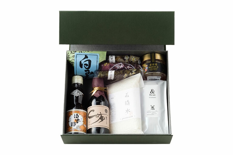テイスト オブ アマン京都〈Honey.K 生はちみつ 京百花120g、京都辻農園 石清水プレミアム ヒノヒカリ300g、山政小山園 黒豆ほうじ茶100g、京・西陣 孝太郎の酢 柚子ポン酢180mL、松野醬油 淡口醬油180mL、松野醬油 白味噌200g、赤尾屋 きざみ古水菜90g・みやこ漬け100g・きざみすぐき110g〉9,500円。