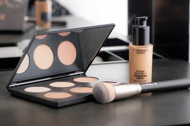 左から時計回りに：スタジオ フィックス スカルプト＆シェイプ コントアー パレット ライト/ミィディアム 7,590円、スタジオ フィックス フルイッド SPF 15 / NC20 32g 5,830円、#170 シンセティック ラウンド スラント ブラシ 6,710円。